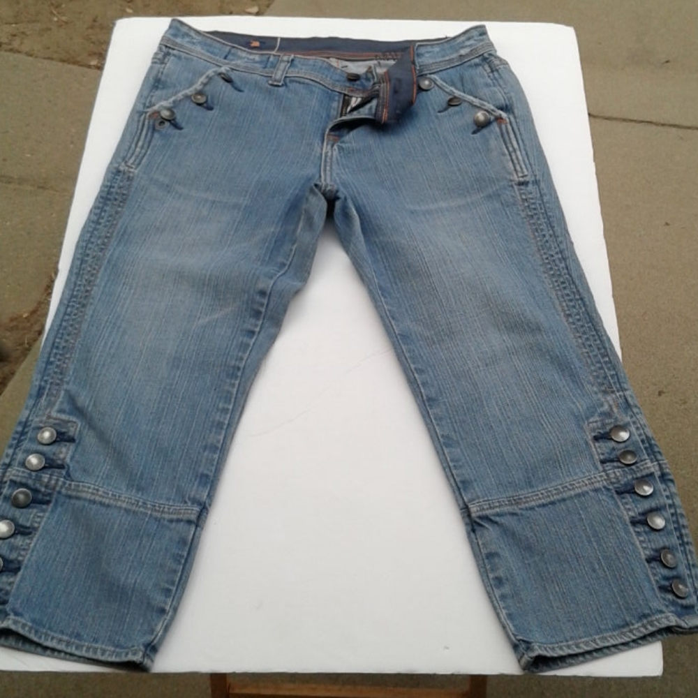 Women's jeans short pants capri size 26 good condition